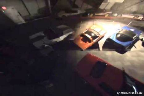 Insólito: agujero en la tierra 'tragó' ocho autos -VIDEO