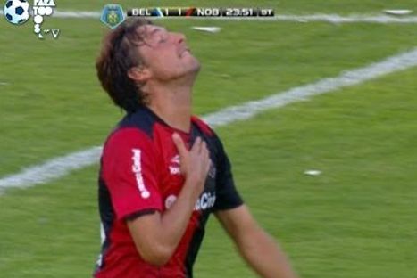 Fútbol argentino: Intenta despejar y termina anotando gol en su propio arco -  VIDEO