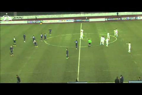 Divertido: quiere devolver la pelota y mete un golazo -VIDEO