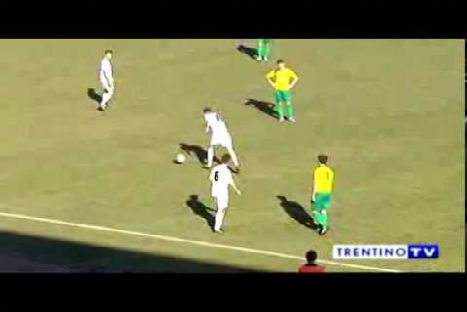Mira este autogol y ríete de la falla del arquero -VIDEO