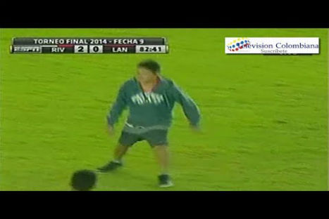 Pequeño causa sorpresa al entrometerse en partido de fútbol -VIDEO