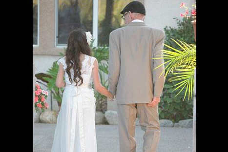 Pequeña simula su matrimonio para hacer feliz a su padre-VIDEO