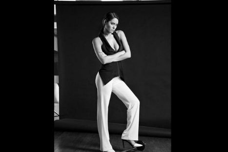 Mira la sensual sesión de fotos de Karen Schwarz -VIDEO