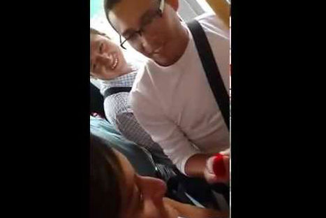 Muchacho enamorado le propone matrimonio a su novia en el Metropolitano-VIDEO