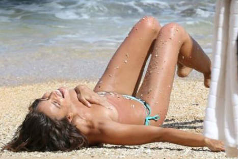 Sorprenden a la novia de CR7 haciendo topless