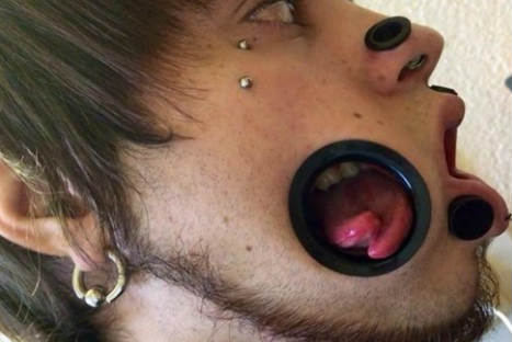 Aterrador: joven modificó su rostro para comer por su mejilla- VIDEO