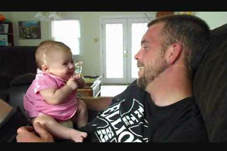 Tierno: bebé dice ' te amo' - VIDEO
