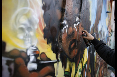 Mira los 'Graffitis' en contra del Mundial en Brasil.