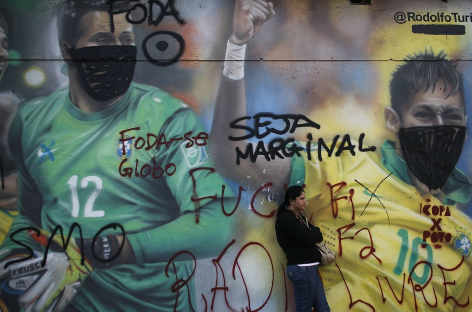 Mira los 'Graffitis' en contra del Mundial en Brasil.