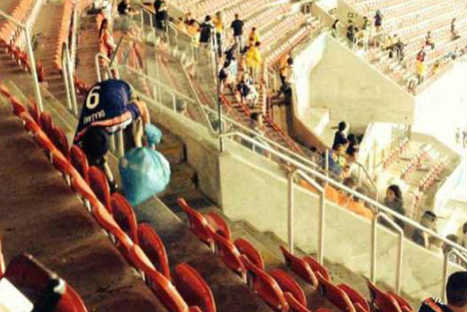 Hinchas japoneses limpiaron el estadio de Brasil Hinchas japoneses limpiaron el estadio de Brasil