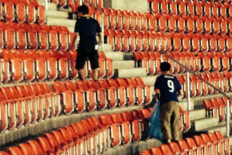 Hinchas japoneses limpiaron el estadio de Brasil Hinchas japoneses limpiaron el estadio de Brasil