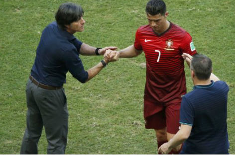 Técnico de Alemania le da una 'sorpresita' a Ronaldo al terminar el partido (VIDEO)