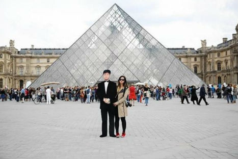 Insólito: Viaja por el mundo con la gigantografía de su padre fallecido