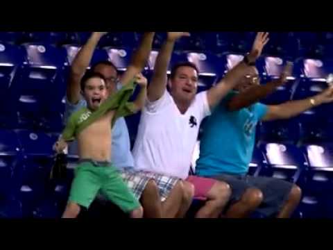 DIVERTIDO: Niño se vuelve 'loco' al verse en la pantalla de un Estadio (VIDEO)