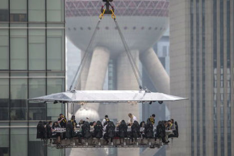 En China un hotel abre un restaurante colgante a 50 metros de altura (F0TOS)