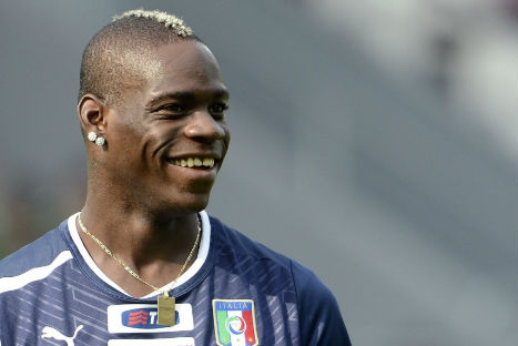 'Selfie' de Mario Balotelli en referencia a Suárez