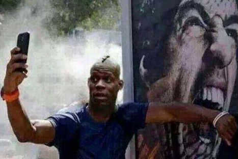 'Selfie' de Mario Balotelli en referencia a Suárez