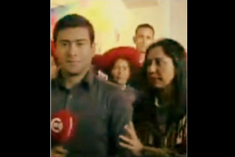 Primera dama 'acomoda' a reportero en enlace en vivo (Video)
