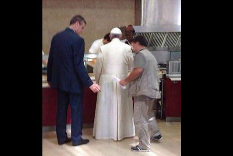 Papa Francisco almorzó como un empleado más del Vaticano (FOTOS) Papa Francisco almorzó como un empleado más del Vaticano (FOTOS)
