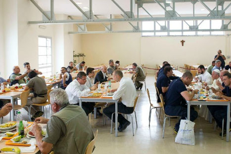Papa Francisco almorzó como un empleado más del Vaticano (FOTOS) Papa Francisco almorzó como un empleado más del Vaticano (FOTOS)