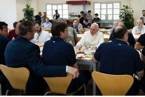 Papa Francisco almorzó como un empleado más del Vaticano (FOTOS) Papa Francisco almorzó como un empleado más del Vaticano (FOTOS)