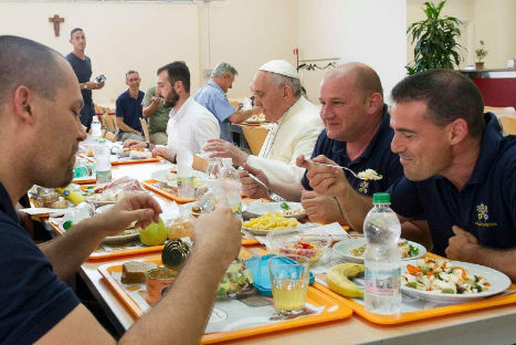 Papa Francisco almorzó como un empleado más del Vaticano (FOTOS) Papa Francisco almorzó como un empleado más del Vaticano (FOTOS)