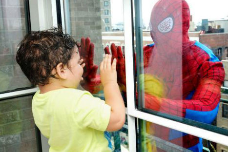 Limpiadores de ventanas se disfrazaron de superhéroes para entretener a niños hospitalizados (FOTOS) Limpiadores de ventanas se disfrazaron de superhéroes para entretener a niños hospitalizados (FOTOS)