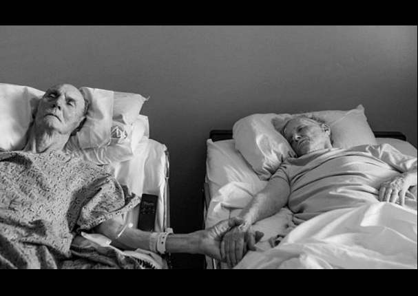 Conmovedor: Pareja de ancianos fallecen tomados de la mano (FOTOS)