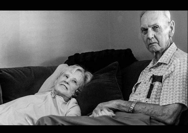 Conmovedor: Pareja de ancianos fallecen tomados de la mano (FOTOS)