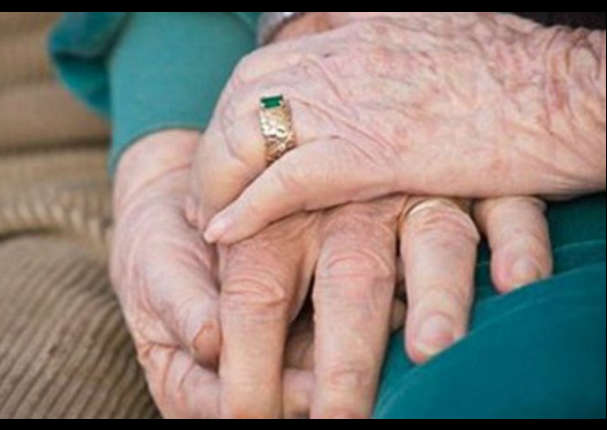 Conmovedor: Pareja de ancianos fallecen tomados de la mano (FOTOS)