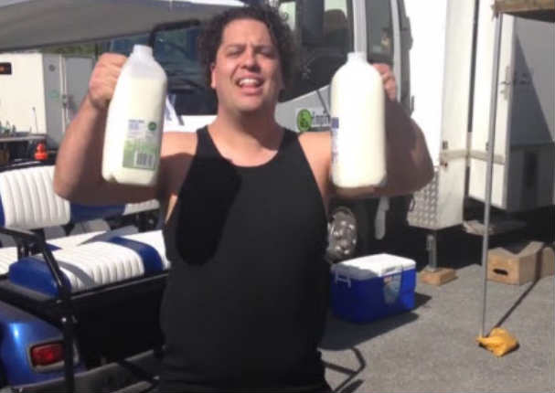 Divertido: Un hombre toma leche y se transforma en la 'La Roca' (VIDEO)