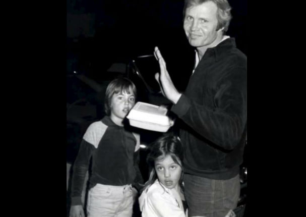 ¿Quién crees que es esta tierna bebé? ¡Descúbrelo en 10 fotos inéditas!