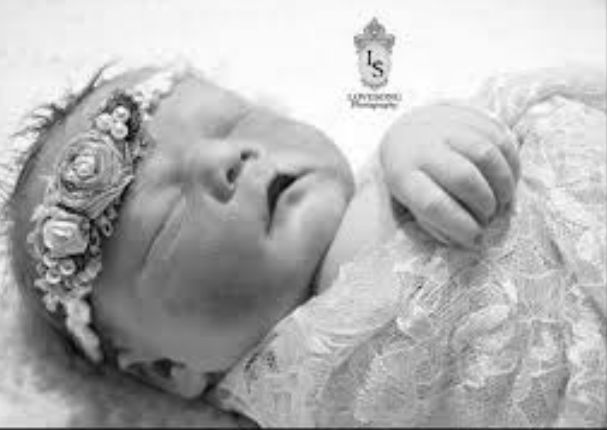 Unos padres hacen una sesión de fotos a su bebé recién nacido muerto (FOTOS)