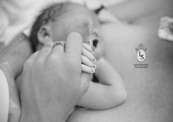 Unos padres hacen una sesión de fotos a su bebé recién nacido muerto (FOTOS)