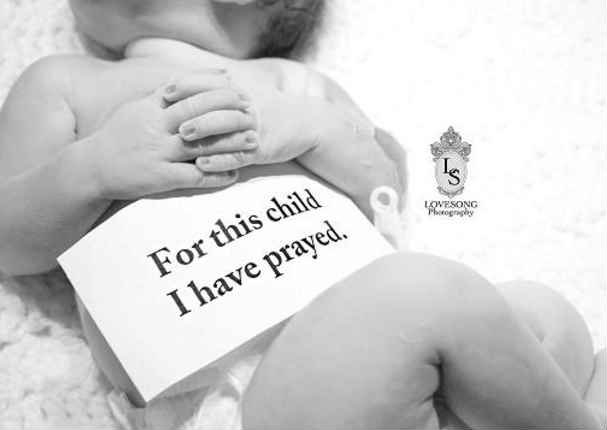 Unos padres hacen una sesión de fotos a su bebé recién nacido muerto (FOTOS)