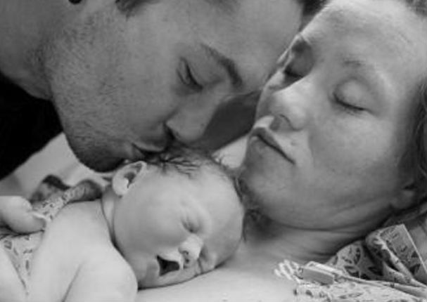 Unos padres hacen una sesión de fotos a su bebé recién nacido muerto (FOTOS)