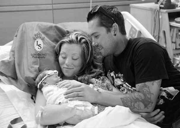 Unos padres hacen una sesión de fotos a su bebé recién nacido muerto (FOTOS)