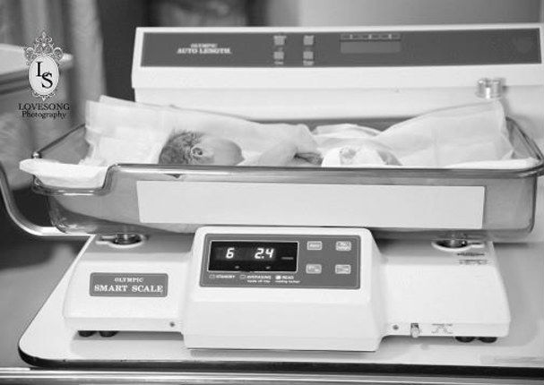 Unos padres hacen una sesión de fotos a su bebé recién nacido muerto (FOTOS)