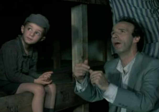 Mira cómo luce hoy el niño de la película 'La vida es bella'(FOTOS)