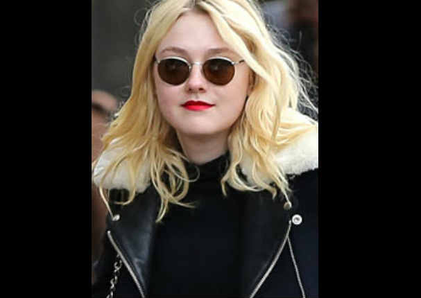 Mira el desaliñado look que luce la niña de la película 'Mi Nombre es Sam' (FOTOS)