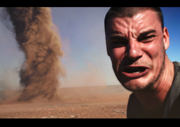 Por tomarse una selfie con un tornado casi pierde la vida - VIDEO