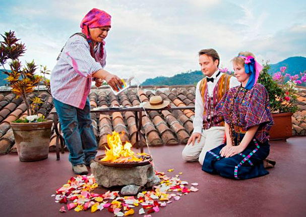 ¡Todo por amor! Conoce a la pareja que se casó 66 veces viajando alrededor del mundo (FOTOS)