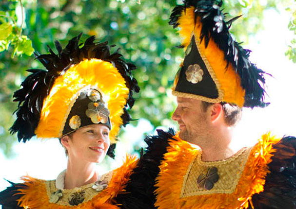 ¡Todo por amor! Conoce a la pareja que se casó 66 veces viajando alrededor del mundo (FOTOS)