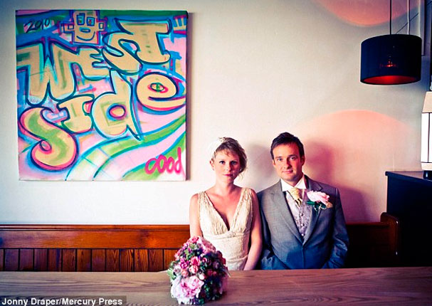 ¡Todo por amor! Conoce a la pareja que se casó 66 veces viajando alrededor del mundo (FOTOS)