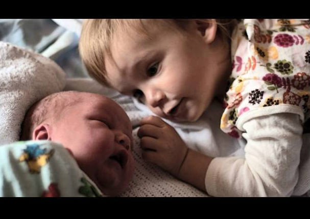 18 fotos de la reacción de niños que conocen a sus hermanos por primera vez (FOTOS) 18 fotos de la reacción de niños que conocen a sus hermanos por primera vez (FOTOS)