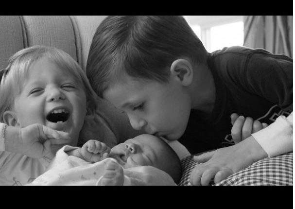 18 fotos de la reacción de niños que conocen a sus hermanos por primera vez (FOTOS) 18 fotos de la reacción de niños que conocen a sus hermanos por primera vez (FOTOS)