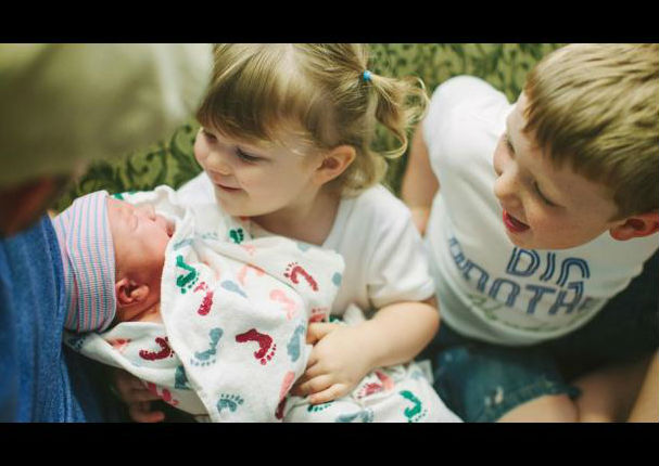 18 fotos de la reacción de niños que conocen a sus hermanos por primera vez (FOTOS) 18 fotos de la reacción de niños que conocen a sus hermanos por primera vez (FOTOS)