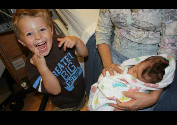 18 fotos de la reacción de niños que conocen a sus hermanos por primera vez (FOTOS) 18 fotos de la reacción de niños que conocen a sus hermanos por primera vez (FOTOS)