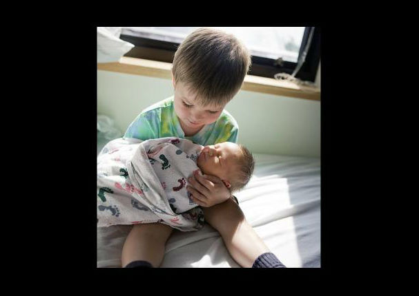18 fotos de la reacción de niños que conocen a sus hermanos por primera vez (FOTOS) 18 fotos de la reacción de niños que conocen a sus hermanos por primera vez (FOTOS)