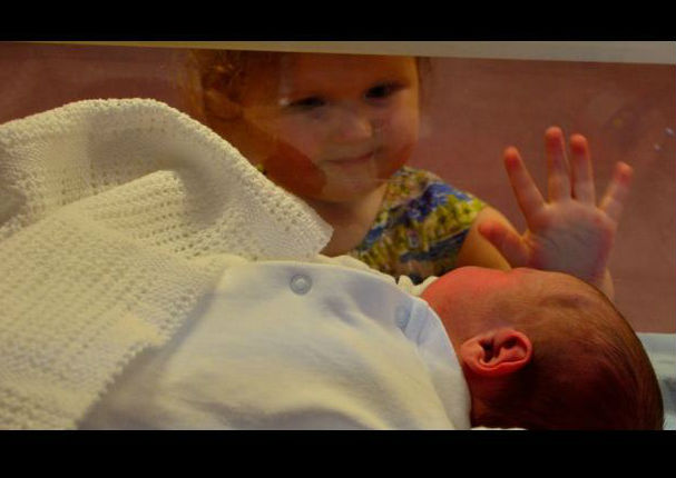 18 fotos de la reacción de niños que conocen a sus hermanos por primera vez (FOTOS) 18 fotos de la reacción de niños que conocen a sus hermanos por primera vez (FOTOS)